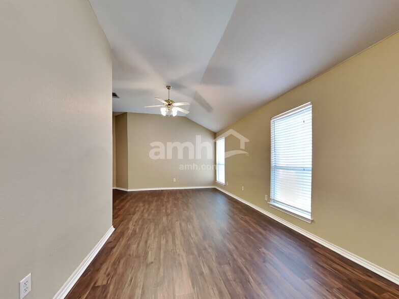 Building Photo - 8820 Sunset Trace Dr