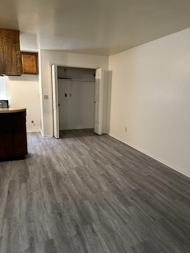 Building Photo - 4809 Hahn Ave