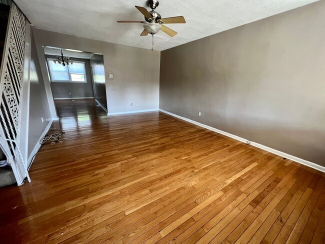 Building Photo - Gorgeous 3-Bedroom Townhouse with Garage i...