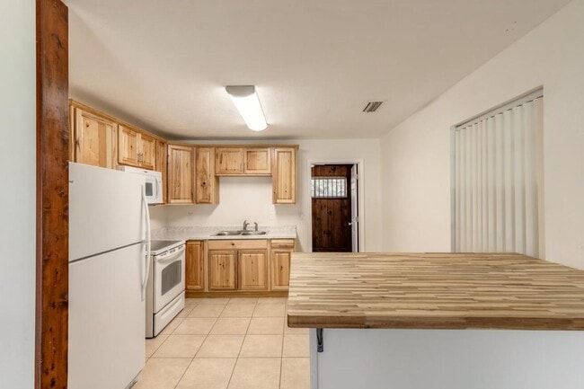 Building Photo - 2/1 plus bonus room in Holly Hill