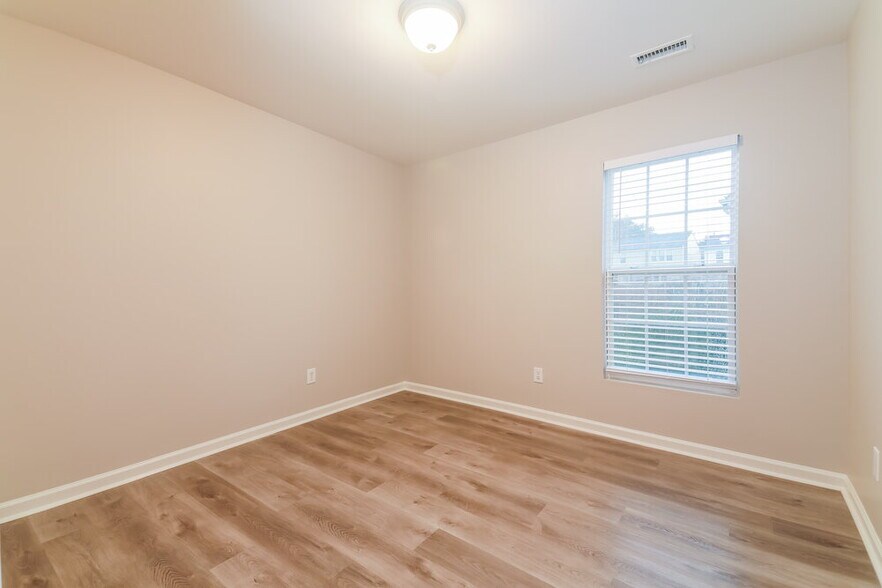 Building Photo - 5150 Wetlands Dr