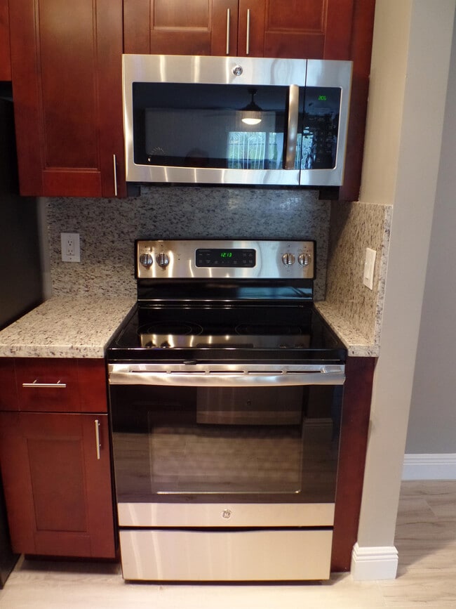 Building Photo - 1239 SW 46th Ave