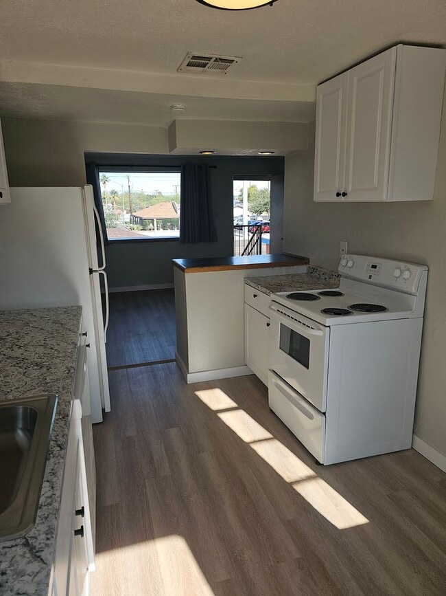 Building Photo - 1 BR 1 BATH FULL REMODEL UPPER UNIT FREE RENT OAC