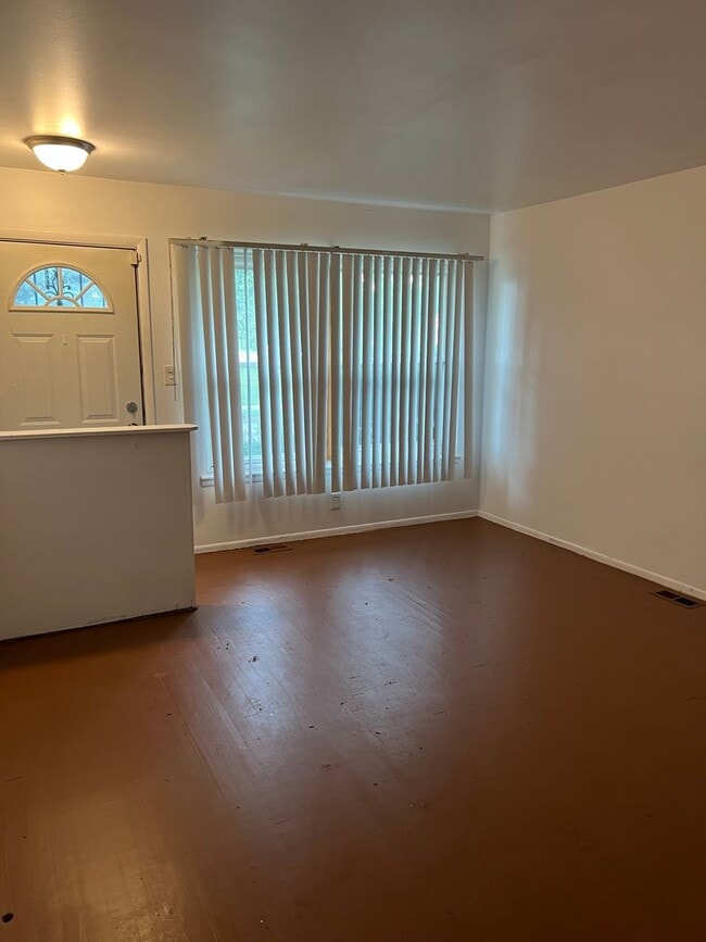Building Photo - 3 Bedroom 1.5 Bath - $1200