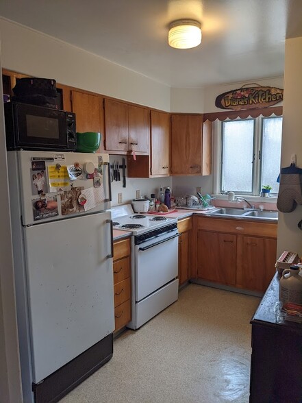 Kitchen - 927 E State St