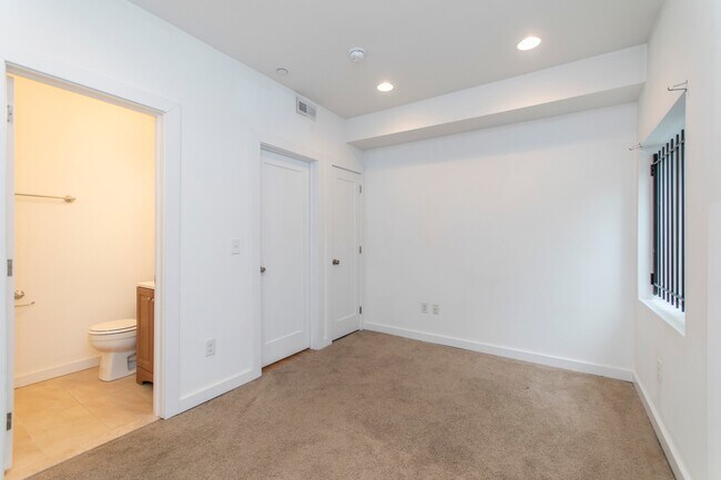 Building Photo - 1632 N Sydenham St