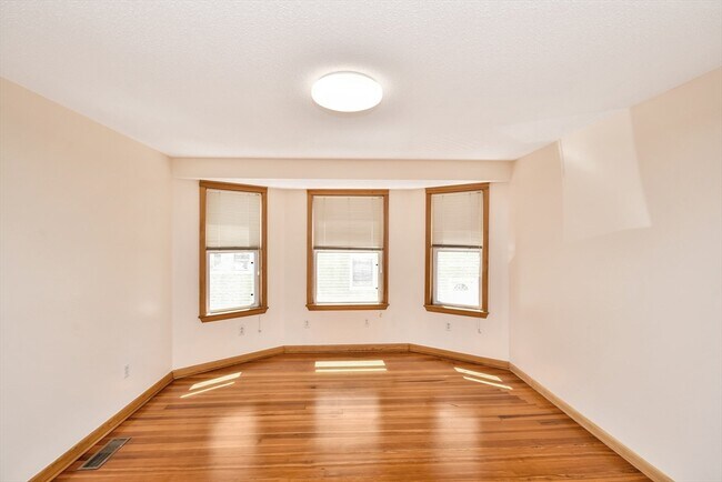 Building Photo - 77 Swan St