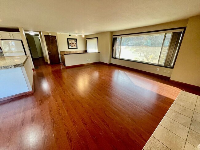 Building Photo - Sprawling 5bd/3bath Split-Level Home | Sto...