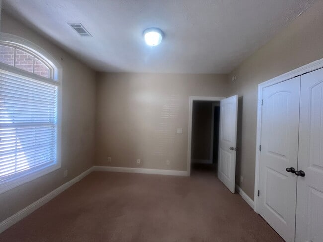 Building Photo - Great Location in Prattville