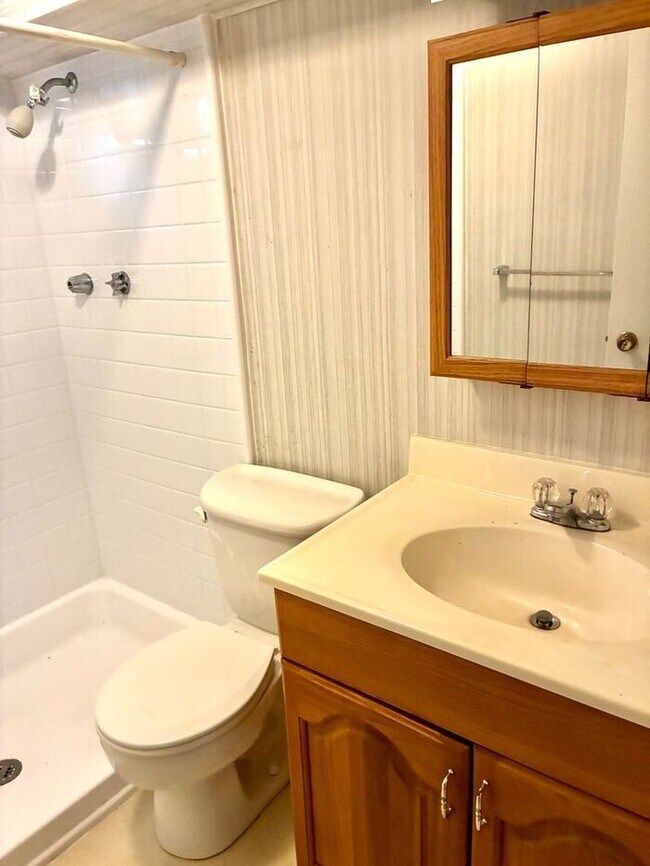 Building Photo - 4 Bedroom, 2 Bathroom Ranch