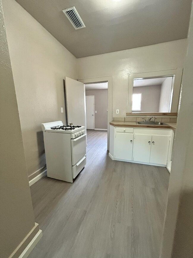 Building Photo - 573 N Minaret Ave