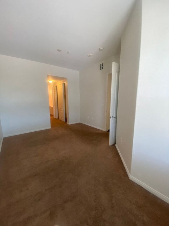 Building Photo - Amazing 2 bedroom condo on the South Strip