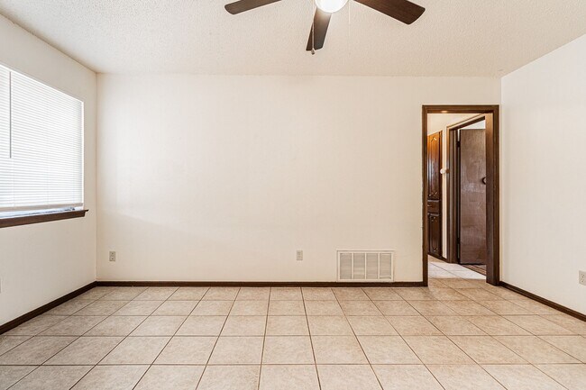 Building Photo - 3 Bed 1.5 Bath in Del City!