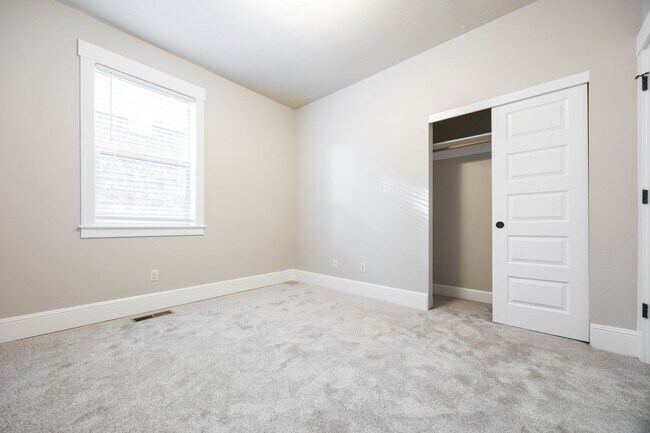 Building Photo - 216 NE Tillamook St