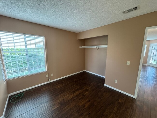 Building Photo - Move in Ready - Spacious 3 bed 2 bath Upda...