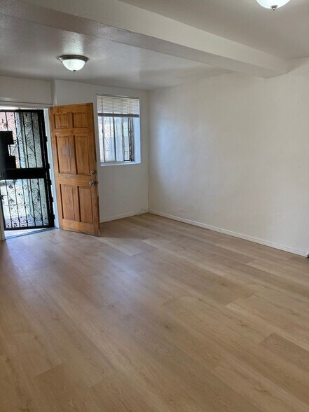 Building Photo - 1124 E 40th Pl