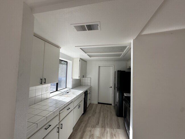 Building Photo - 33030 Rd 233