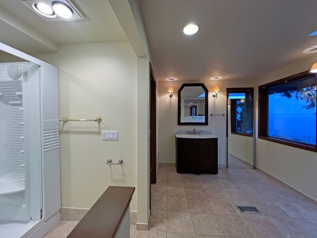 Building Photo - Gated Sound view home Des Moines area, 4 bed plus den 2.5 bath 3900 s/f, Available NOW!!!