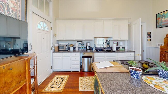 Building Photo - 648 Clayton St