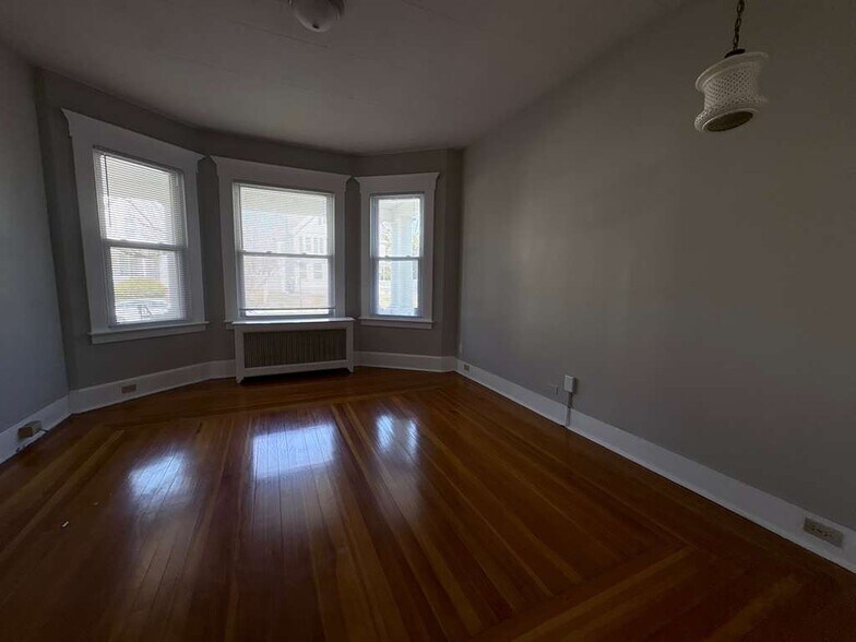 Building Photo - 64 Stanley St