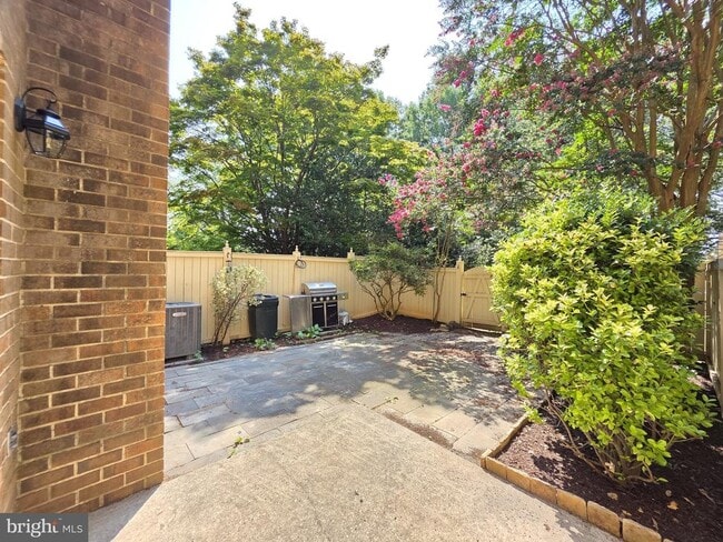 Building Photo - 5814 Tudor Ln