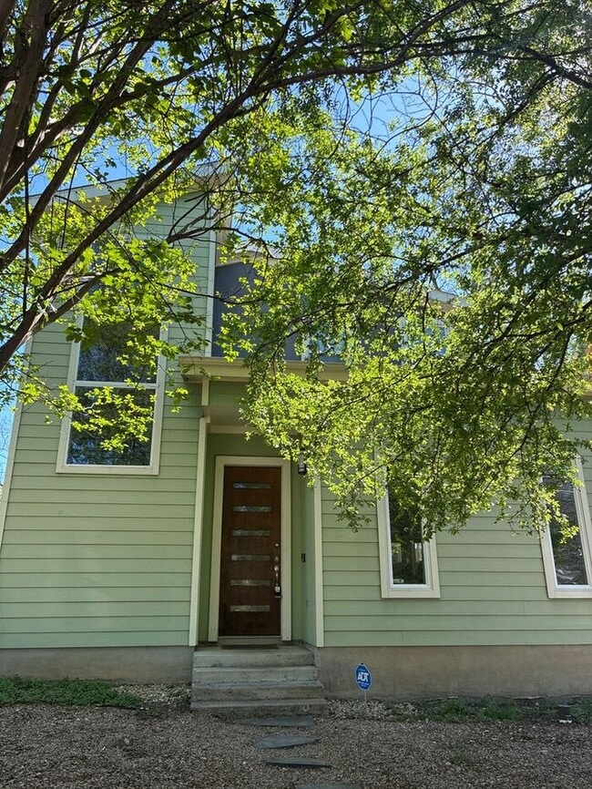 Building Photo - 3BR/2.5BA w/ Fenced Yard + Assigned Parking in Austin, TX