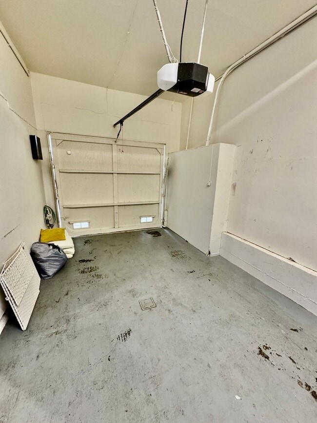 Building Photo - Stylish 3Bed/2.5Ba Daly City Home with Mod...
