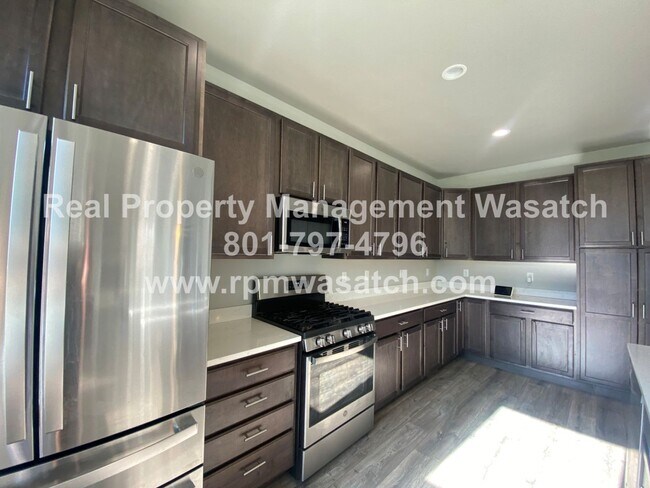 Building Photo - Rent This Beautiful 3 Bedroom 2.5 Bathroom...