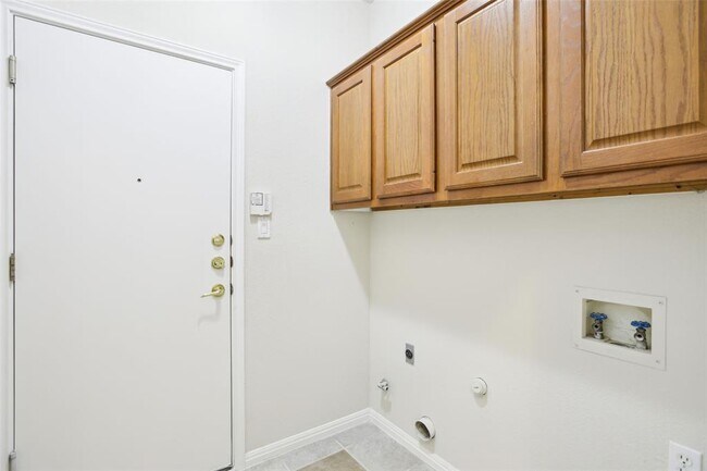 Building Photo - 10120 Treasure Island Dr