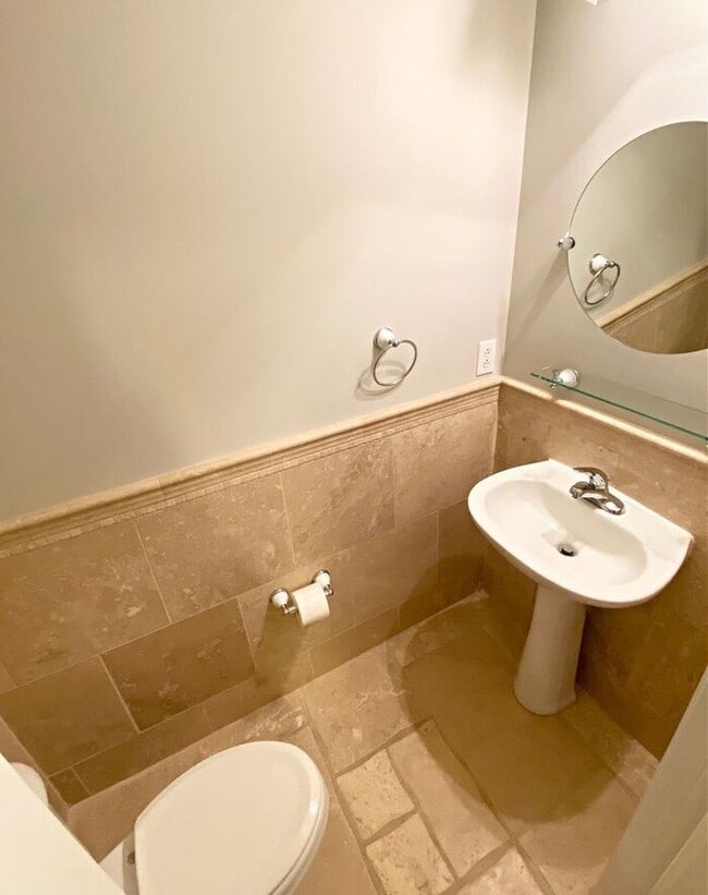 Building Photo - Hot 2 bed 2.5 bath townhome  in Uptown Charlotte!