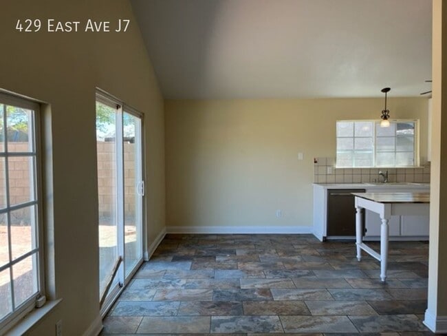 Building Photo - 429 E Avenue J7