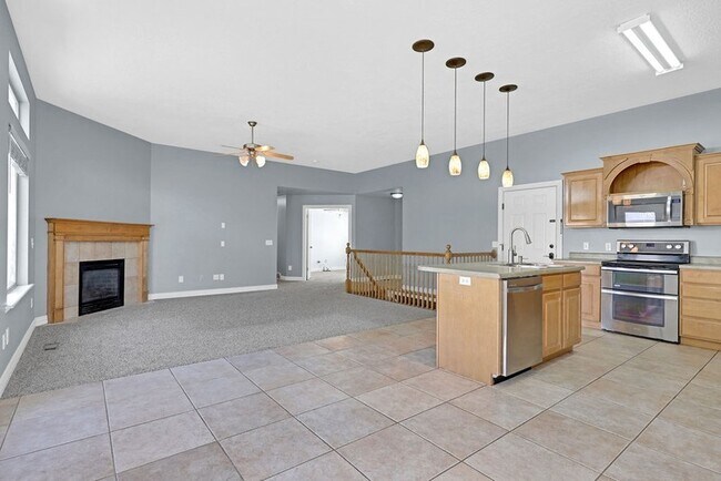 Building Photo - 2093 E View Dr