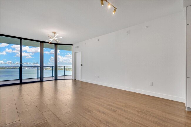 Building Photo - 700 NE 24th St