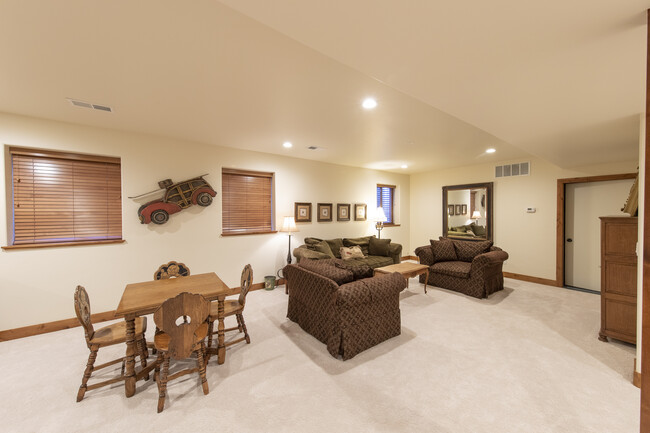 Building Photo - 627 N Bridge Dr