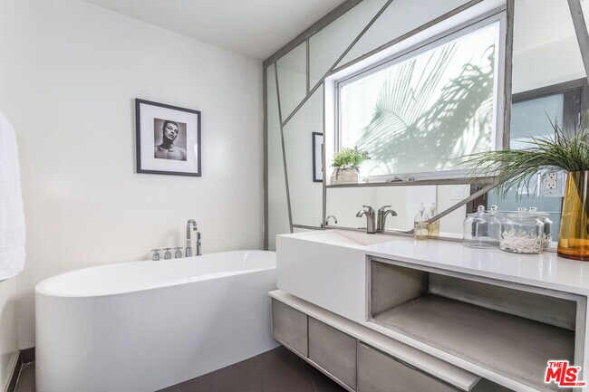 Building Photo - 7177 Pacific View Dr