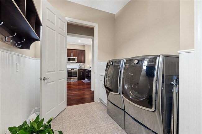 Building Photo - 261 1st St