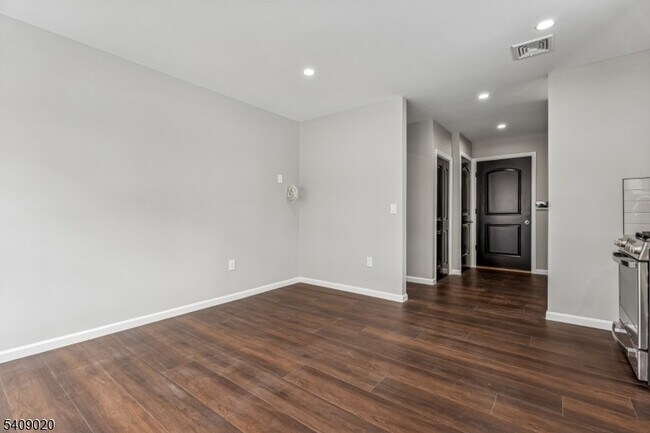 Building Photo - 268 Morris Ave