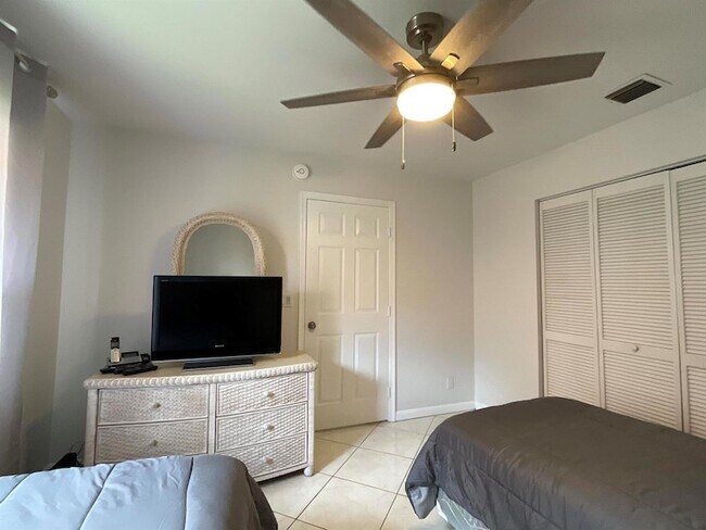 Building Photo - 5574 Royal Lake Cir
