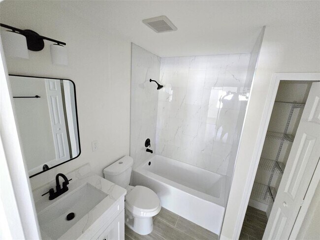 Building Photo - 416 W Ianthe St