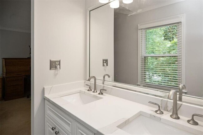 Building Photo - 4989 Kingswood Dr