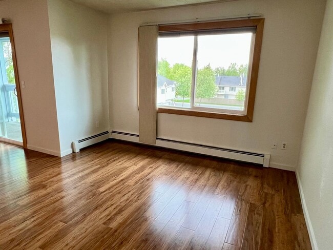 Building Photo - High speed internet included - 3 bedroom t...