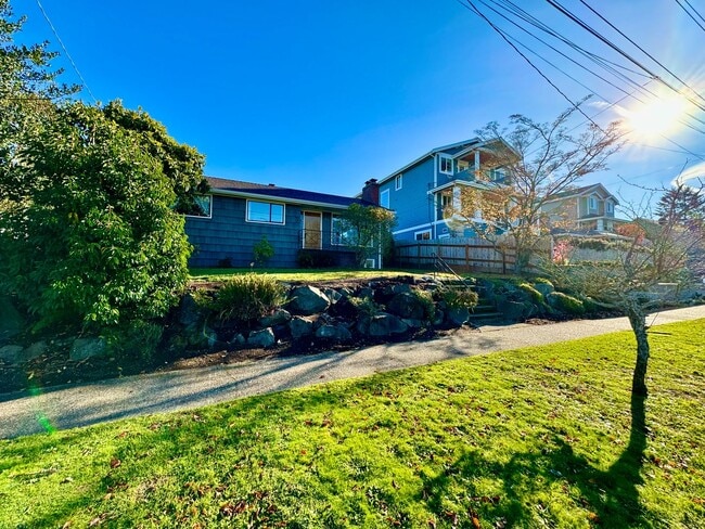 Building Photo - Large Mid-Century Charmer in Sunset Hill!