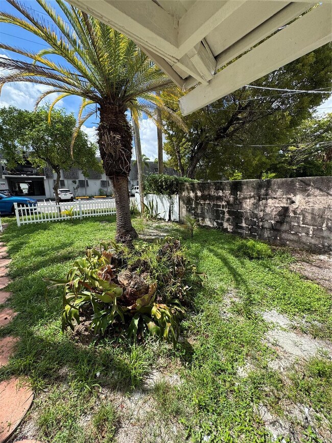 Building Photo - 113 SE 4th St