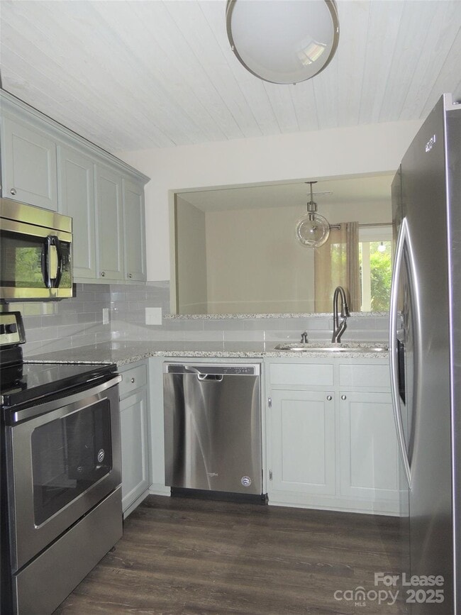 Building Photo - 9252 Kings Canyon Dr