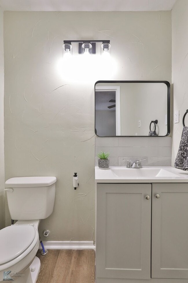 Building Photo - 3 bedroom FULL RENOVATED in 2023! ALL APPLIANCES provided!