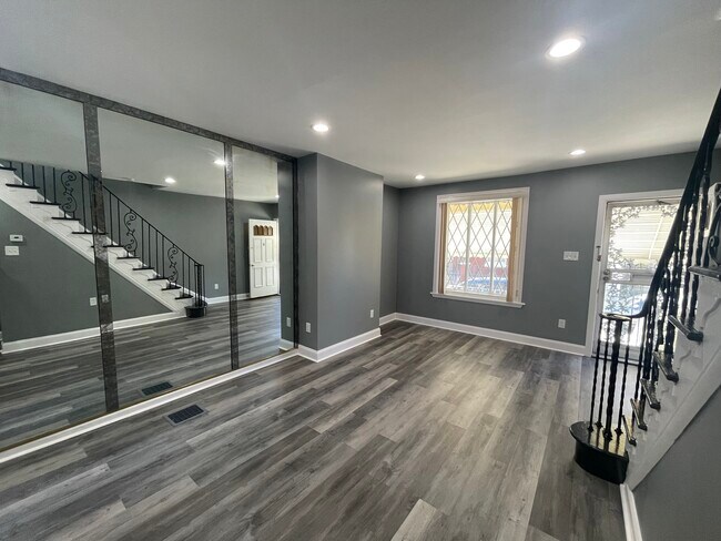 Building Photo - 1611 S Yewdall St