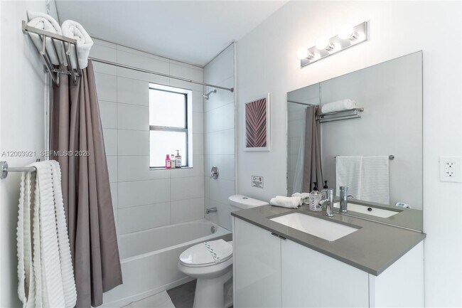 Building Photo - 12344 NE 9th Ave