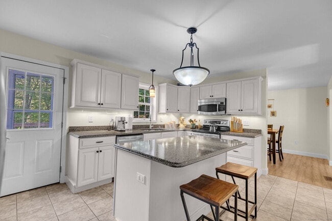 Building Photo - 943 Mt Vernon Rd