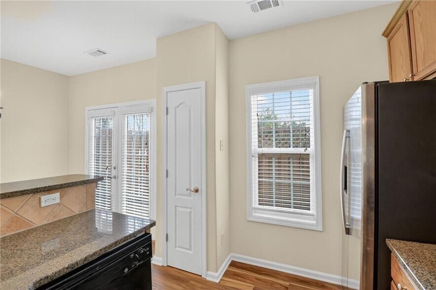 Building Photo - 2928 George Busbee Pkwy NW