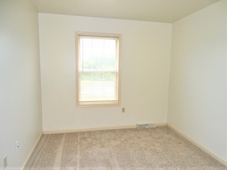 Building Photo - 822 Woodridge Dr
